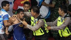 Pegulat Kalimantan Selatan, Agus Setia, diamankan petugas keamanan karena menimbulkan kericuhan usai bertanding pada PON XIX Jawa Barat di GOR Saparua, Bandung, Selasa (27/9/2016). (Bola.com/Vitalis Yogi Trisna)
