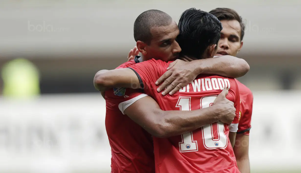 Striker Persija, Bruno Lopes, memeluk Rudi Widodo usai mencetak gol ke gawang Persegres pada laga Liga 1 Indonesia di Stadion Patriot, Bekasi, Sabtu (14/10/2017). Persija menang 5-0 atas Persegres. (Bola.com/M Iqbal Ichsan)