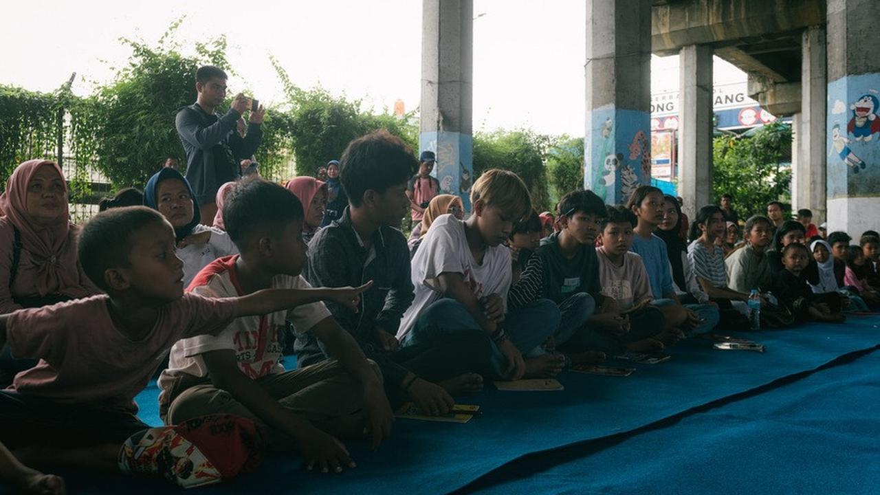 8 Potret Andien Buka Sekolah Gratis di Tengah Tumpukan Sampah Rawa Bebek, Banjir Pujian