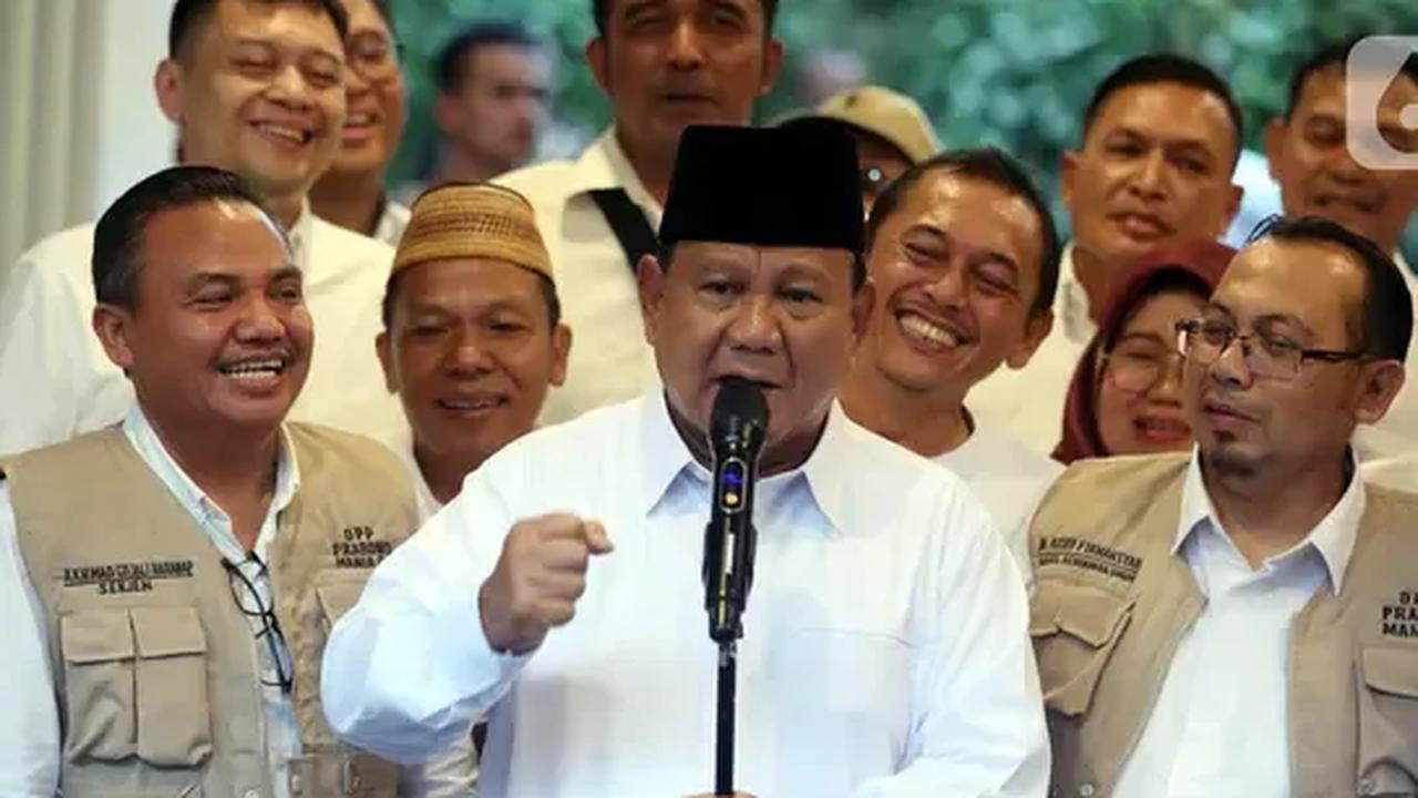Menhan Prabowo disambut jajar kehormatan para kadet mahasiswa Unhan, dan berkesempatan menyaksikan atraksi pencak silat Merpati Putih serta Display Drumband Kadet.
