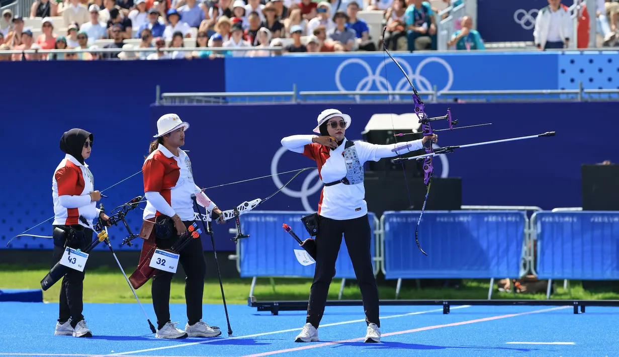 <p>Atlet panahan putri Indonesia, Diananda Choirunisa (kanan) membidik sasaran pada laga perempatfinal panahan beregu putri Olimpiade Paris 2024 menghadapi China di Invalides Arena, Paris, Minggu (28/7/2024). Indonesia kalah 1-5 dari China. (Dok. NOC Indonesia/Naif Muhammad Al'as)</p>