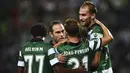 Pemain Sporting CP, Bas Dost (kanan) mencetak satu gol untuk kemmenangan timnya atas  Legia Warsaw pada grup F Liga Champions di Jose Alvalade stadium,  Lisbon, Rabu (28/9/2016) dini hari WIB. (AFP/Patricia De Melo Moreira)