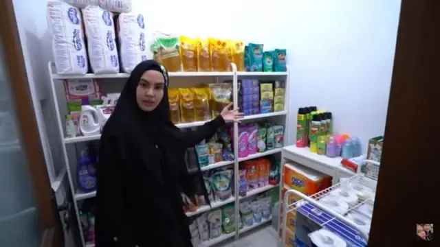 Kartika Putri Bagikan Tips Praktis Merapikan Isi Kulkas dan Rak Dapur