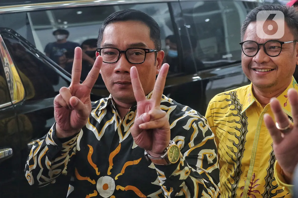 Dipakaikan Jas Kuning, Ridwan Kamil Resmi Gabung ke Golkar