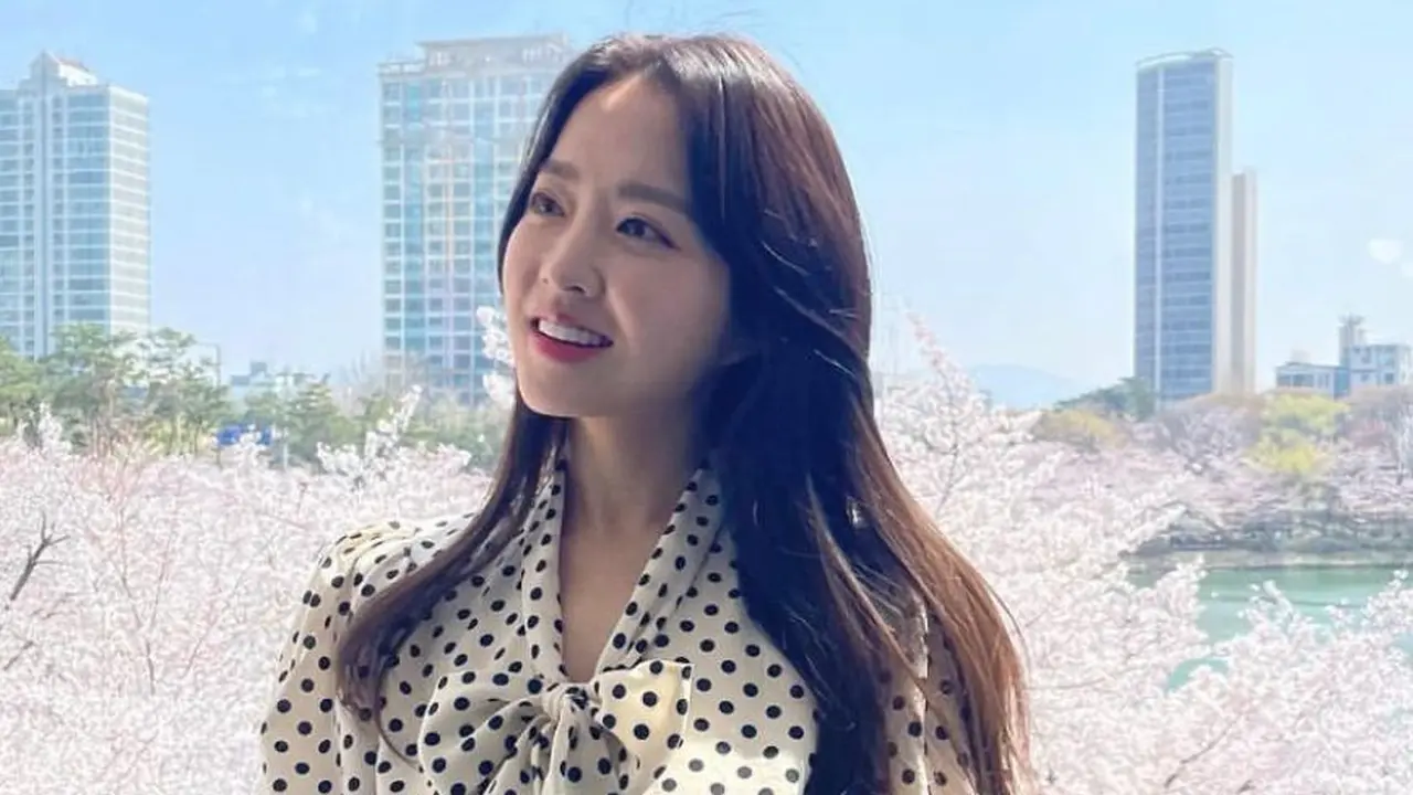 Park Bo Young memakai busana polkadot