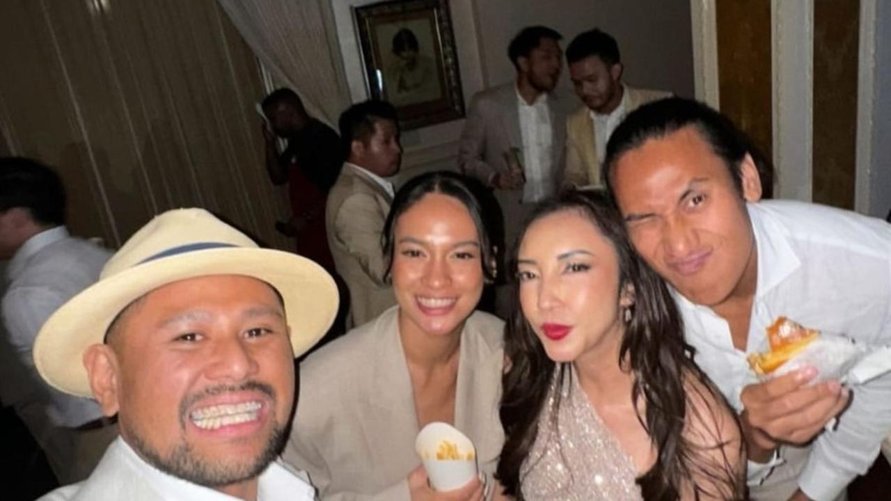 Sean Gelael dan pacarnya, aktris Hana Malasan, turut menjadi tamu undangan di pernikahan Clarissa. Apakah pasangan ini akan segera menyusul?<br><br>