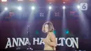 Aksi panggung Anna Hamilton saat tampil dalam Festival Musik ManggungDi di BSD, Tangerang, Sabtu (3/9/2022). Dalam penampilannya Anna Hamilton membawakan lagu hitsnya diantaranya Selfy Help dan Bad Liar. (Liputan6.com/Faizal Fanani)
