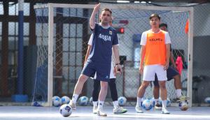 Pelatih Timnas Futsal Indonesia, Hector Souto memebrikan instruksi ke anak asuhnya pada pemusatan latihan di Tifosi Sport Center, Jakarta Timur, Rabu (1/4/2026). (Dok. Timnas Futsal Indonesia)