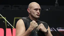 Petinju asal Inggris, Tyson Fury saat melakukan penimbangan berat badan untuk pertandingan tinju kelas berat WBC di Las Vegas (21/2/2020). Tyson Fury dan Wilder terlibat keributan saat sesi penimbangan. (AP Photo/Isaac Brekken)