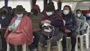Orang-orang menunggu untuk mendapatkan suntikan vaksin COVID-19 di Pillaro, Kamis (8/7/2021). Ekuador meningkatkan vaksinasi menjadi 200.000 orang per hari dalam upaya untuk memastikan 9 juta warga divaksinasi dalam 100 hari pertama pemerintahan Presiden Guillermo Lasso. (AP Photo/Dolores Ochoa)