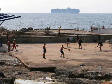 Orang-orang menikmati waktu senggang di Beirut, Lebanon, pada 3 Mei 2020. Lebanon telah mengurangi langkah-langkah mobilisasi umum dengan mengizinkan restoran untuk melayani sejumlah kecil pelanggan mulai 4 Mei dan menerapkan jam operasional untuk sektor-sektor lainnya. (Xinhua/Bilal Jawich)