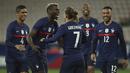 Para pemain Prancis merayakan gol kedua ke gawang Wales yang dicetak striker Antoine Griezmann (tengah) dalam laga uji coba menjelang berlangsungnya Euro 2020 di Allianz Riviera Stadium, Nice, Rabu (2/6/2021). Prancis menang 3-0 atas Wales. (AP/Daniel Cole)