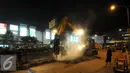 Sebuah alat berat dikerahkan untuk memperbaiki jalanan 'Underpass' di kawasan Pondok Indah, Jakarta, Selasa (28/11). Perbaikan dan perawatan jalan tersebut guna mengantisipasi musim hujan. (Liputan6.com/Helmi Afandi)