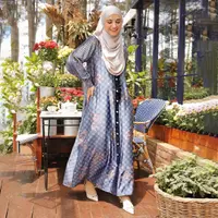 Shireen Sungkar tampil menawan mengenakan gamis satin bernuansa biru. Gamis ini memiliki lipit yang manis di bagian lengan dan corak kotak berulang dan bunga. Shireen memadukan penampilannya dengan hijab polos bernuansa broken white. [Foto: Instagram/shireensungkar]