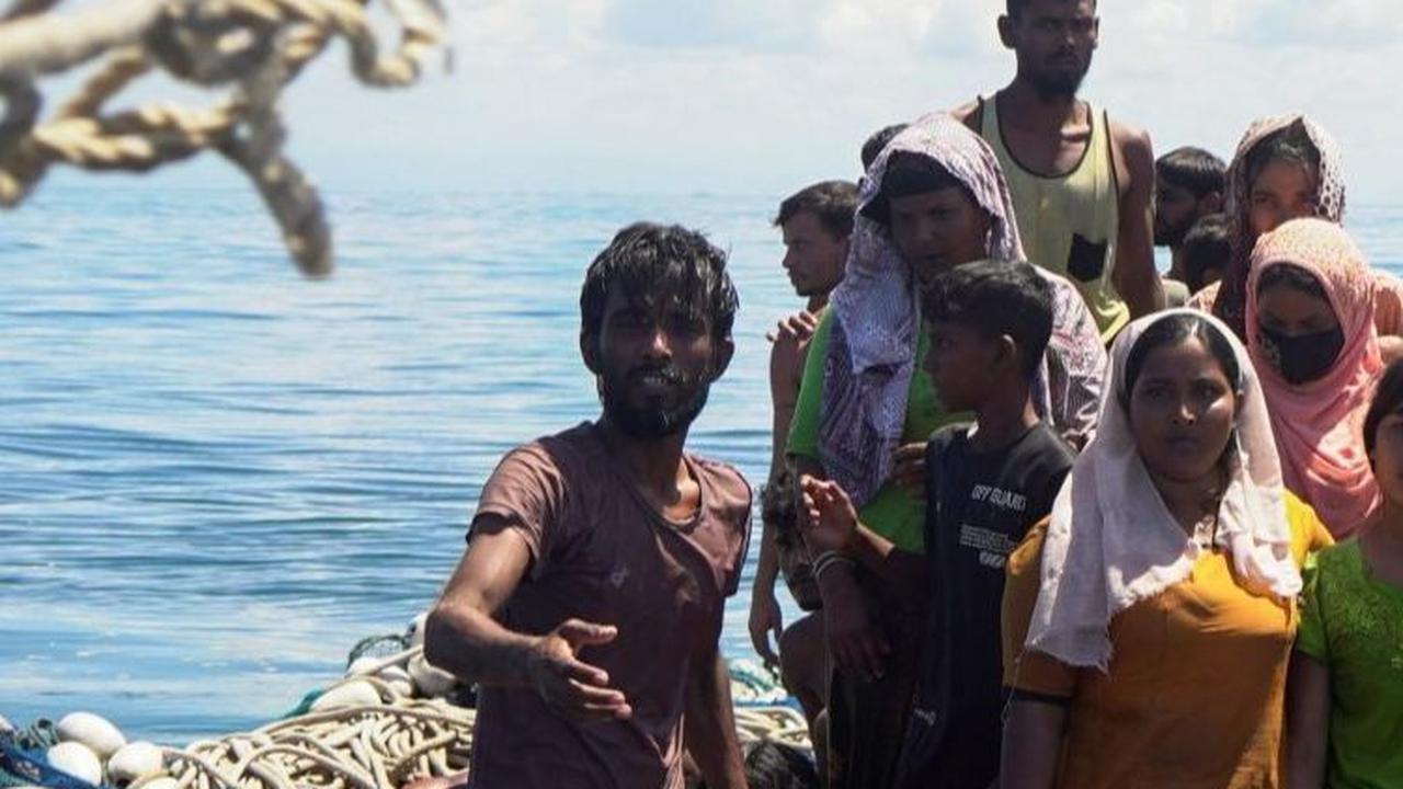 “Kami, sebagai nelayan, berkewajiban membantu mereka,” katanya kepada Reuters. Foto: REUTERS / Hendri<br>