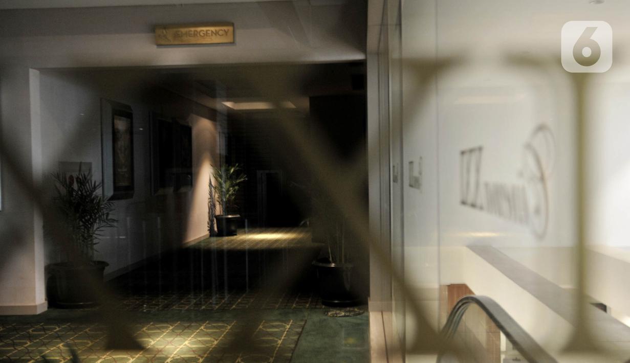 Suasana Cinema XXI di salah satu pusat perbelanjaan kawasan Jakarta Timur ditutup sementara, Senin (23/3/2020). Guna mencegah penyebaran Covid-19, bioskop Cinema XXI di DKI Jakarta dan beberapa kota di Indonesia ditutup sementara mulai hari ini hingga 5 April 2020. (merdeka.com/Iqbal S. Nugroho)