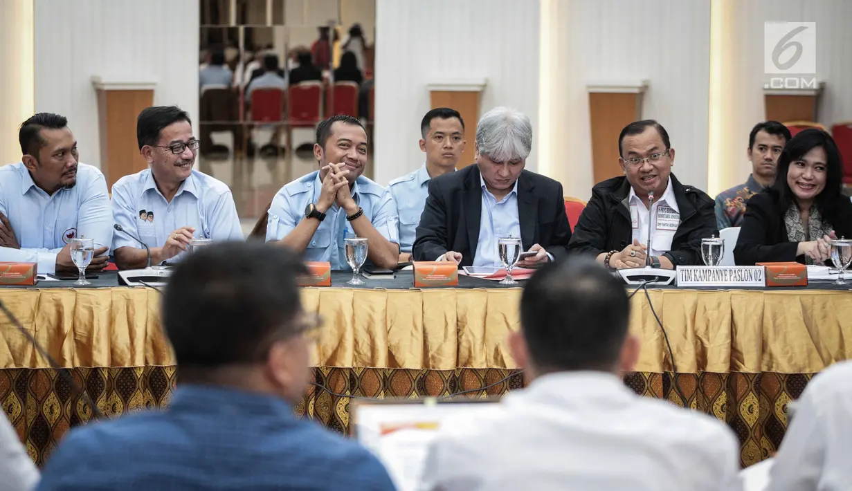 Tim kampanye paslon nomor urut 02 Prabowo Subianto-Sandiaga Uno memberikan masukan dalam rapat koordinasi persiapan debat pasangan calon Presiden dan calon Wakil Presiden Tahun 2019 di Gedung KPU, Jakarta, Rabu (19/12). (Liputan6.com/Faizal Fanani)