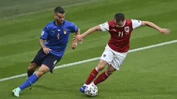 Pada 10 menit awal babak pertama, Austria lebih intens melakukan penguasaan bola dari pada Italia. Lewat umpan-umpan pendek mereka berhasil menekan Italia. Meski demikian Italia lebih mengancam lewat serangan balik cepat. (Foto: AP/Pool/Justin Tallis)