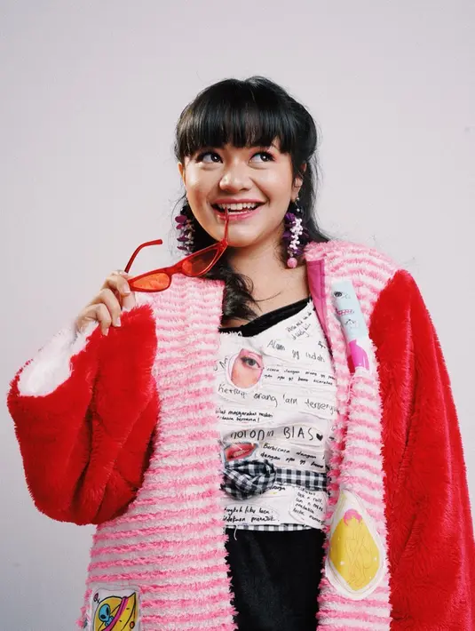 Walaupun jarang menghiasi layar kaca, Amel Carla masih aktif ikut dalam beberapa pemotretan. Dibanding dengan akting, Amel lebih sering tampil di Youtube Channelnya.(Liputan6.com/IG/@amelcarla)