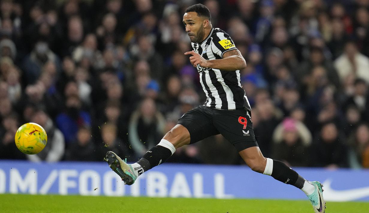 Striker Newcastle United, Callum Wilson melepaskan tendangan yang berbuah gol ke gawang Chelsea pada laga perempatfinal Carabao Cup 2023/2024 di Stamford Bridge, London, Rabu (20/12/2023) dini hari WIB. (AP Photo/Kirsty Wigglesworth)