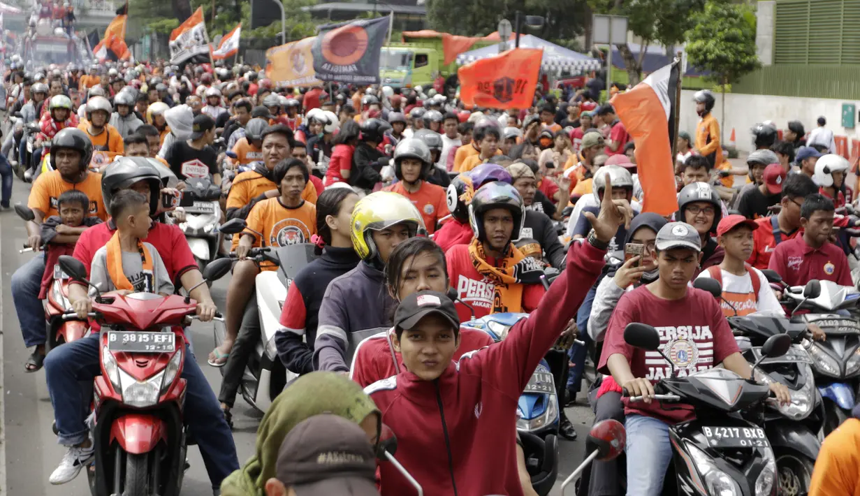 Suporter Persija Jakarta, The Jakmania, konvoi merayakan gelar Piala Liga 1 musim 2018 di Bundaran HI, Jakarta, Sabtu (15/12). Persija berhasil juara Liga 1 usai mengalahkan Mitra Kukar. (Bola.com/Yoppy Renato)