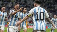 Pemain Timnas Argentina, Nahuel Molina (kiri) melakukan selebrasi bersama Lionel Messi usai mencetak gol ke gawang Timnas Belanda dalam laga babak perempatfinal Piala Dunia 2022 di Lusail Stadium, Lusail, Qatar, Sabtu (10/12/2022) dini hari WIB. (AP/Ricardo Mazalan)