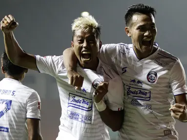 Pemain Arema FC, Kushedya Hari Yudo dan Muhammad Rafli melakukan selebrasi usai membobol gawang Tira Persikabo pada laga Shopee Liga 1 di Stadion Pakansari, Bogor, Senin, (2/3/2020). Tira Persikabo takluk 0-2 dari Arema FC. (Bola.com/M Iqbal Ichsan)