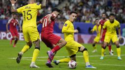 Pemain Yordania, Yazan Alnaimat, berusaha melewati pemain Malaysia, Dion Cools, dalam laga Grup E Piala Asia 2023 yang digelar di Al Janoub Stadium, Al Wakrah, Selasa (16/1/2024). (AP Photo/Aijaz Rahi)