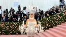 Katy Perry tampil dengan dandanan bak chandelier saat menghadiri Met Gala 2019 bertema Camp: Notes on Fashion di The Metropolitan Museum of Art, New York, Amerika Serikat, Senin (6/5/2019). (Photo by Charles Sykes/Invision/AP)