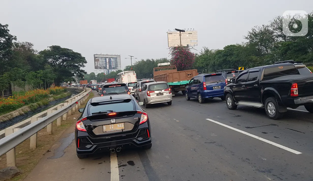 Kendaraan terjebak kemacetan di Tol Sedyatmo KM 29 menuju Bandara Internasional Soekarno Hatta, Cengkareng, Selasa (10/11/2020). Kemacetan tersebut karena adanya peningkatan jumlah kendaraan menuju bandara yang diduga ingin menjemput pemimpin FPI, Habib Rizieq Shihab. (Liputan6.com/Herman Zakharia)