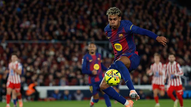 Lamine Yamal berjuang mengontrol bola dalam laga Liga Spanyol antara Barcelona vs Atletico Madrid di Camp Nou, 3 Desember 2025. (AP Photo/Joan Monfort)