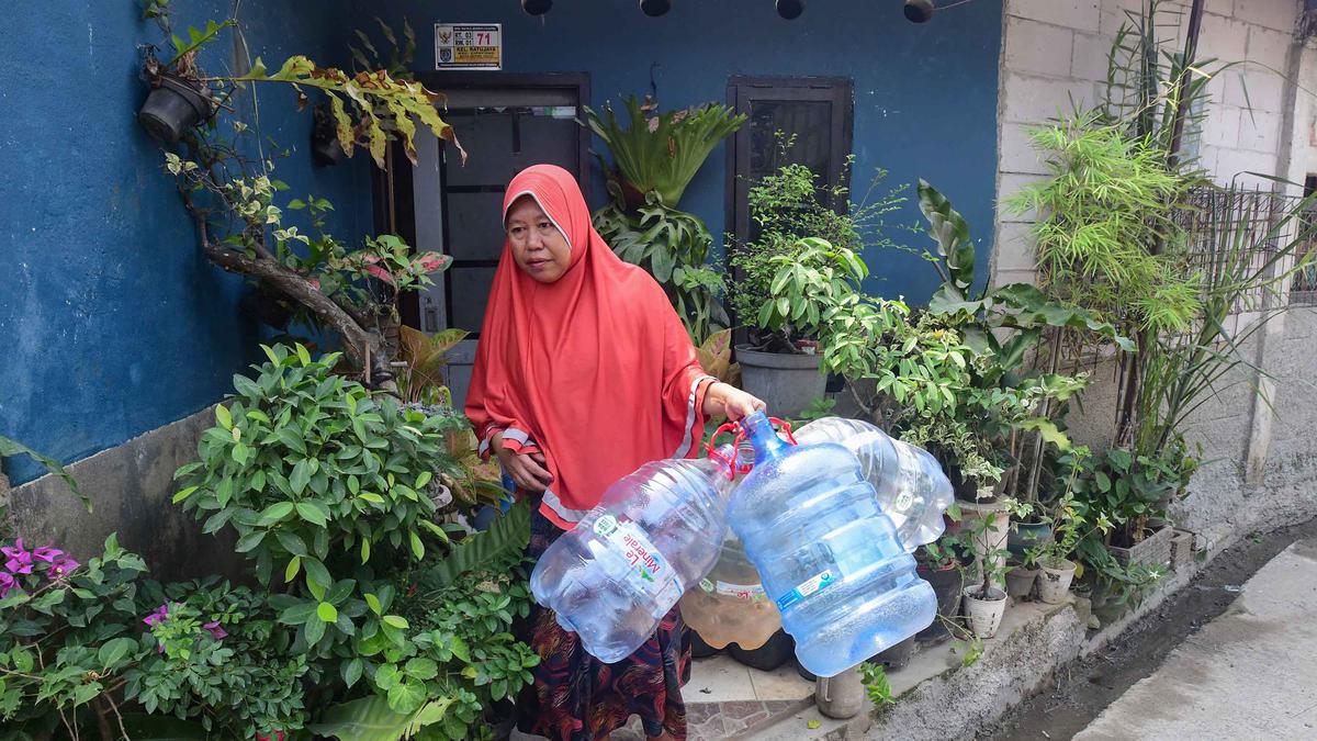 Bantuan Air Bagi Warga Depok yang Kesulitan Air Bersih akibat Kemarau Panjang dan Air PDAM Mati