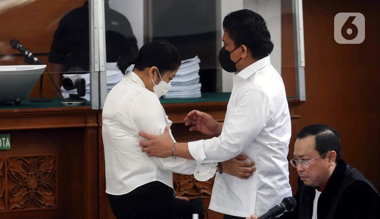 <p>Terdakwa kasus dugaan pembunuhan berencana terhadap Brigadir Nofriansyah Yosua Hutabarat atau Brigadir J, Ferdy Sambo (tengah) menghampiri sang istri Putri Candrawathi saat menjalani sidang lanjutan di Pengadilan Negeri Jakarta Selatan, Selasa (6/12/2022). Sidang tersebut beragendakan pemeriksaan saksi yang dihadirkan Jaksa Penuntut Umum (JPU), di antaranya enam terdakwa kasus perintangan penyidikan. (Liputan6.com/Herman Zakharia)</p>