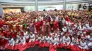 Menteri Pemberdayaan Perempuan dan Perlindungan Anak, I Gusti Ayu Bintang Darmawati, bersama Founder Belantara Budaya Indonesia Diah Kusumawardani Wijayanti melakukan foto bersama penari saat membuka campign tahunan bertajuk Tunjukkan Indonesiamu dalam memperingati Hari Kemerdekaan Republik Indonesia ke 78, Depok, Jawa Barat, Sabtu (19/8/2023). (Liputan6.com/Johan Tallo)