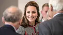 Duchess of Cambridge, Kate Middleton, menghadiri pembukaan pameran di Victoria and Albert Museum di London, Inggris, Kamis (29/6). Kate memilih riasan yang lebih natural dan tatanan rambut yang sederhana. (AP Photo/Alastair Grant)