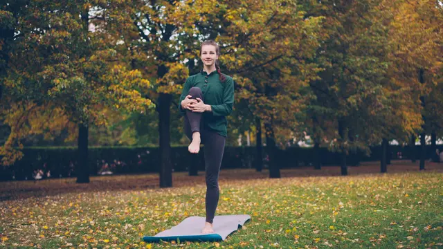 Ingin Postur Tubuh Lebih Seimbang? Standing Knee Raise Bisa Jadi Latihan Harianmu