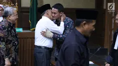 Gubernur nonaktif Jambi, Zumi Zola dipeluk salah satu saksi saat sidang lanjutan dugaan gratifikasi dan suap di Pengadilan Tipikor Jakarta, Senin (17/9). Sidang menghadirkan 8 orang saksi dari unsur PNS dan DPRD Jambi. (Liputan6.com/Helmi Fithriansyah)