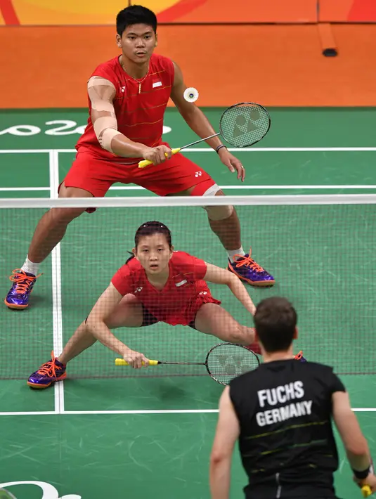 Ganda campuran Indonesia, Praveen Jordan dan Debby Susanto saat menghadapi ganda campuran asal Jerman, Michael Fuchs dan Birgit Michels dalam babak penyisihan Grup A Olimpiade 2016 di Rio de Janeiro, Brasil, Jumat (12/8). (AFP PHOTO/Ed Jones)