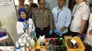 Petugas BPOM RI memberikan keterangan usai penggerebekan pabrik parfum palsu di kawasan Tamansari, Jakarta Barat, Rabu (7/2). Kasus ini terbongkar karena curiga parfum internasional dijual murah. (Liputan6.com/Immanuel Antonius)