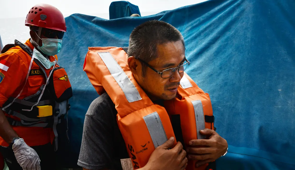 Anak buah kapal (ABK) tanker asing berbendera Bahama, Amparo Denis saat dievakuasi anggota Basarnas di lepas pantai Aceh, Selasa (30/7/2019). Basarnas Aceh mendapat informasi dari agen PT Pelni yang menyatakan ada ABK Kapal Chrysanthemum membutuhkan pertolongan medis. (CHAIDEER MAHYUDDIN/AFP)
