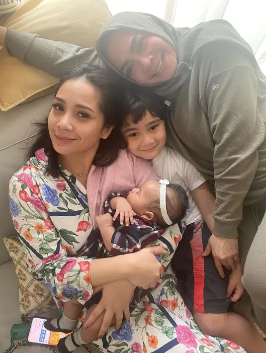 "Beda (dari hamil yang dulu), aku nggak tahu ini faktor memang hormonnya beda, setiap kehamilan beda-beda, atau emang faktor umur juga. Waktu itu kan (umur) 26 sekarang kan 33 jadi udah lama juga," ungkapnya. (Instagram/raffinagita1717)