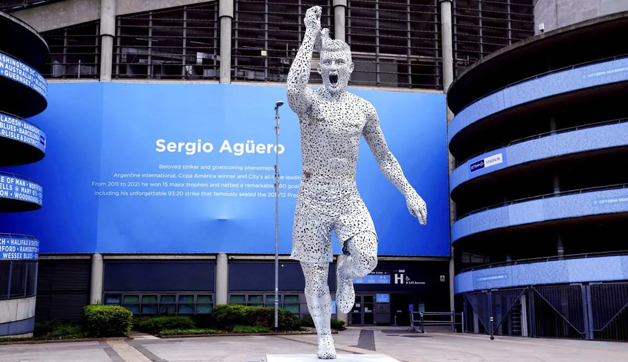 Namun sayangnya patung Aguero itu justru menuai respon negatif dari warganet. Banyak yang merasa bahwa patung tersebut lebih mirip pemain Real Madrid, Toni Kroos. (Martin Rickett/PA via AP)