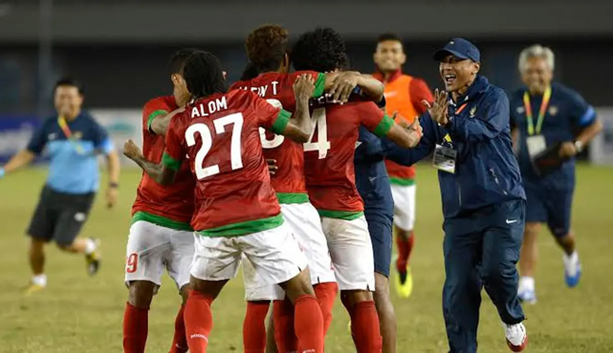 Tampak pelatih Timnas, Rahmad Darmawan menghampiri anak didiknya untuk bergabung merayakan kemenangan (ANTARA FOTO/Prasetyo Utomo)
