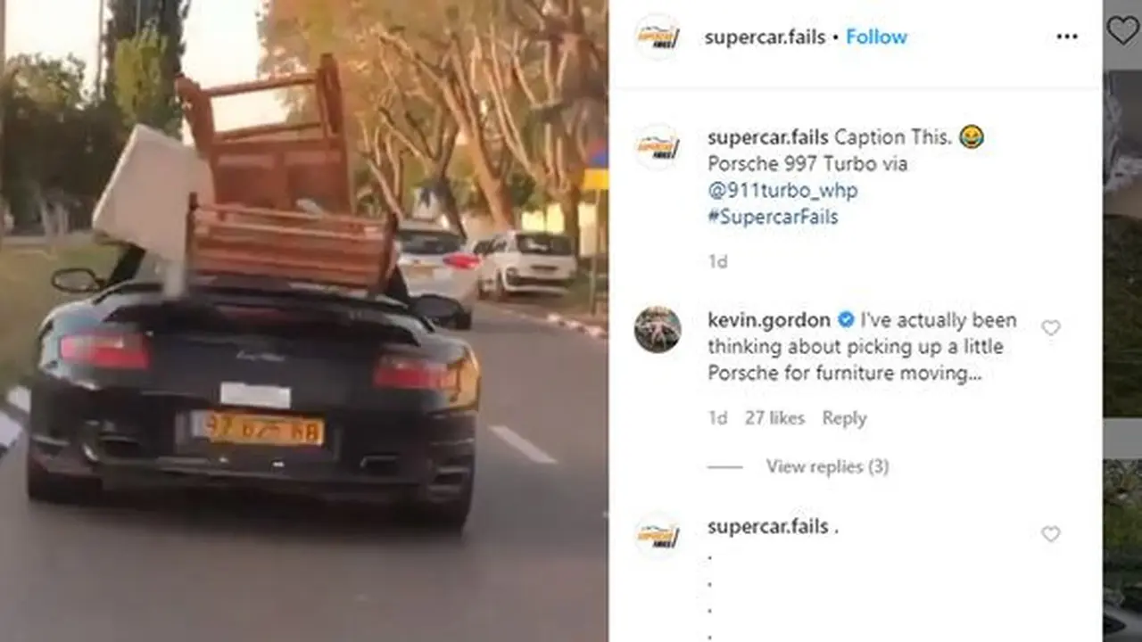 Mobil mewah digunakan angkut furnitur