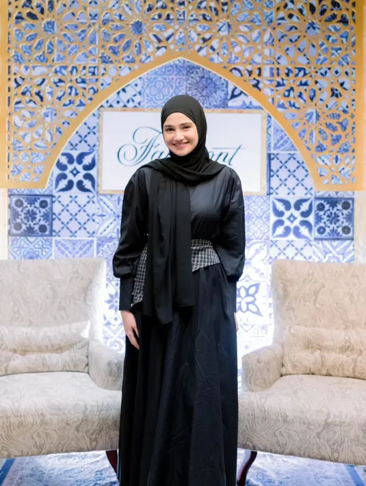 Syifa Hadju hadir dengan puffy sleeve dress yang playful lengkap dengan obi kotak-kotak [@tomy.askar]