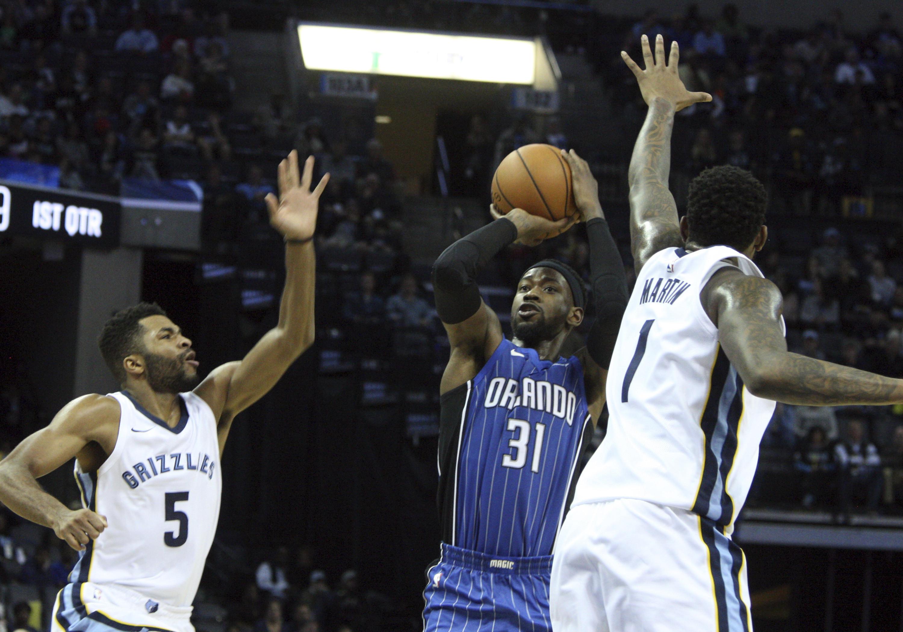 Penggawa Orlando Magic, Terrence Ross (tengah), melepas tembakan pada laga NBA melawan Memphis Grizzlies, Rabu (1/11/2017) waktu setempat atau Kamis (2/11/2017) WIB. (AP Photo/Karen Pulfer Focht)