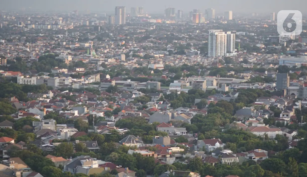 Lansekap pemukiman penduduk berlatar gedung bertingkat terlihat dari kawasan Senayan, Jakarta, Selasa (21/1/2020). Staf Khusus Kementerian PUPR Bidang Sumber Daya Air Firdaus Ali menjelaskan, ruang terbuka hijau di Jakarta baru 9,98% kurang dari syarat minimum 30%. (Liputan6.com/Immanuel Antonius)