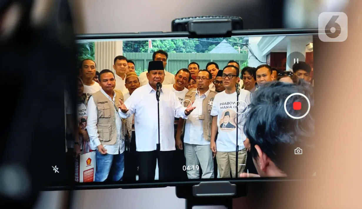 Layar gawai memperlihatkan Ketua Umum Partai Gerindra Prabowo Subianto bersama relawan Jokowi Mania (Joman) saat menyampaikan keterangan pers usai melakukan pertemuan di Rumah Kertanegara, Jakarta, Kamis (16/2/2023). Dalam pertemuan tersebut, relawan Joman sepakat mendukung Prabowo Subianto untuk Pilpres 2024 dan bertransformasi menjadi Prabowo Mania 08. (Liputan6.com/Johan Tallo)