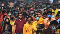 Musim festival keagamaan utama India kembali berjalan lancar dengan kerumunan besar yang bising memadati pasar dan pameran untuk pertama kalinya dalam dua tahun. (Foto: AFP)