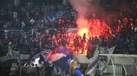 Sebuah flare dinyalakan di tribun yang diisi Aremania saat laga Barito Putera Vs Arema di Stadion Demang Lehman, Minggu (4/9/2022). (Foto: Aslam Mahfuz/ liputan6.com)